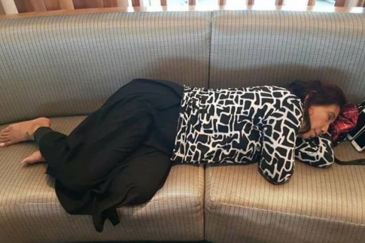 Netizen Heboh Foto Menteri Susi Tidur di Kursi Bandara