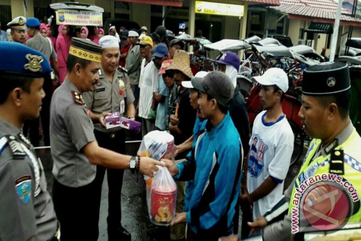 Polsekta Banjarmasin Tengah Bagi-bagi Takjil Dan Sembako