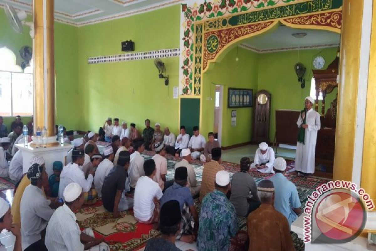 Bupati Serahkan Bantuan Kepada Pengurus Masjid