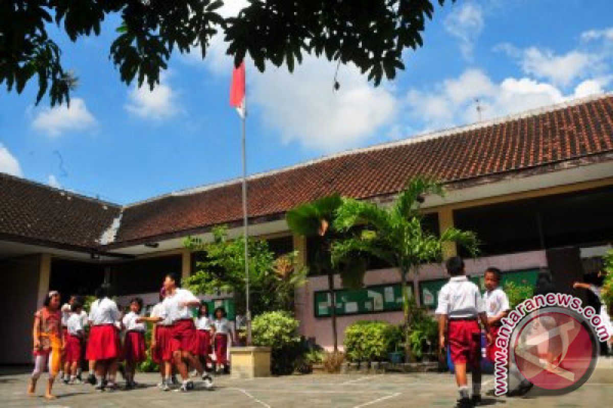 Sentuhan Ayah Mengantarkan Anak ke Sekolah