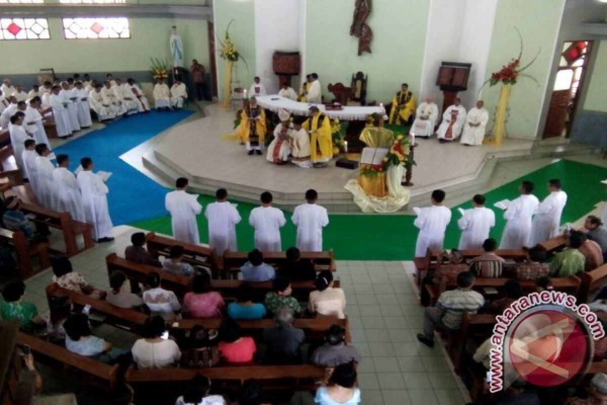 Uskup Larantuka Tahbiskan 21 Calon Imam Katolik