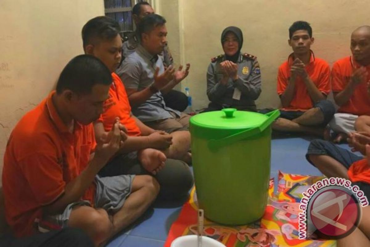 Kapolsekta Banjarmasin Timur Berbuka Puasa Bersama Tahanan