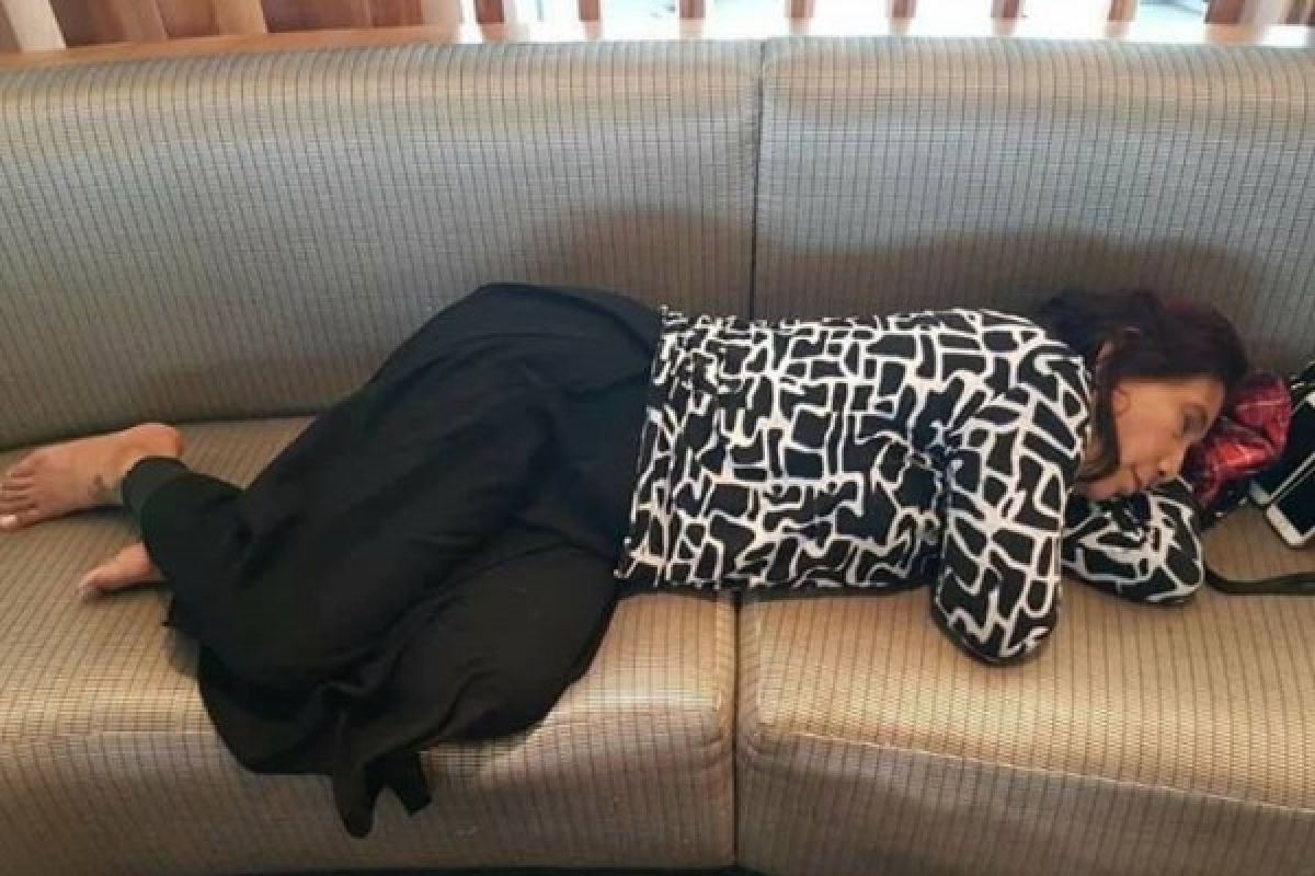 Netizen heboh foto Menteri Susi tidur di kursi bandara