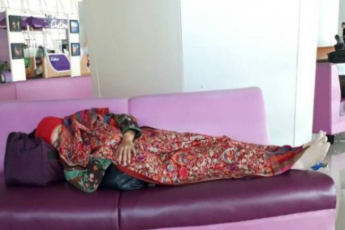 Mensos Khofifah tidur di Bandara Juanda jadi viral medsos