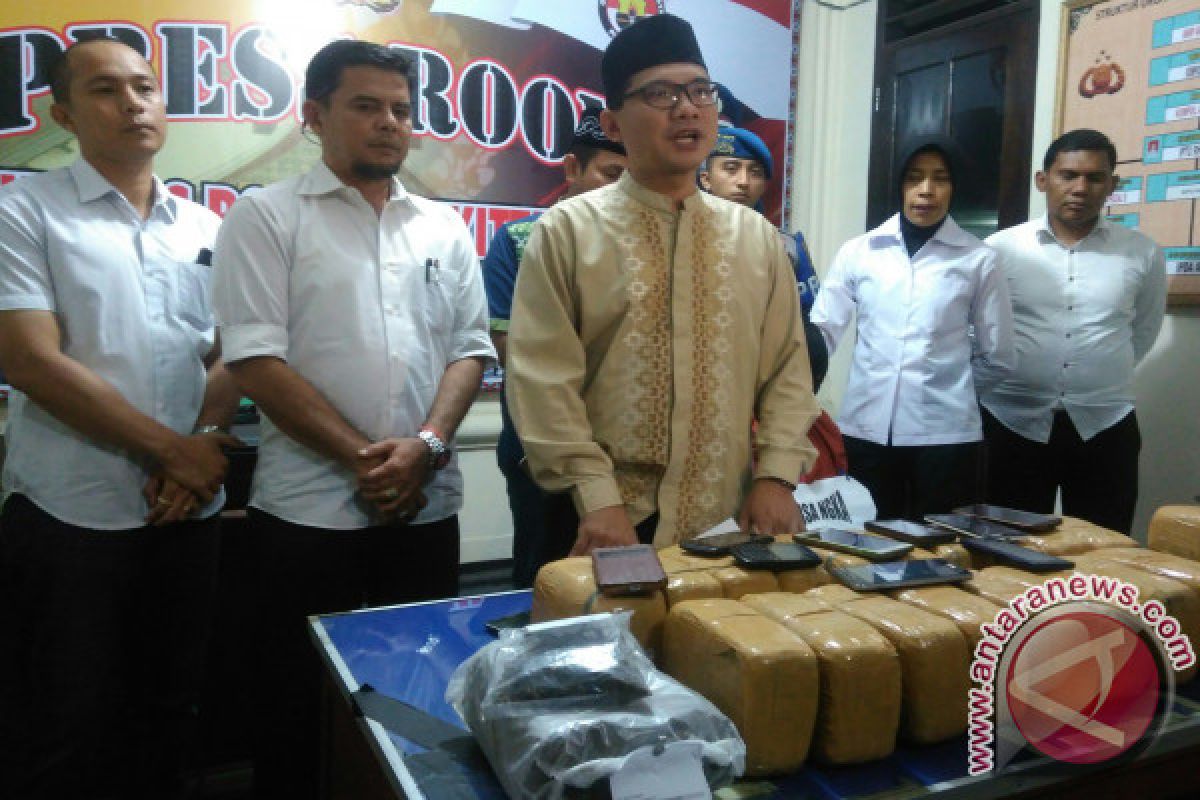 Polres Bukittinggi Sita 20 Kg Ganja dari Seorang Wanita Asal Aceh