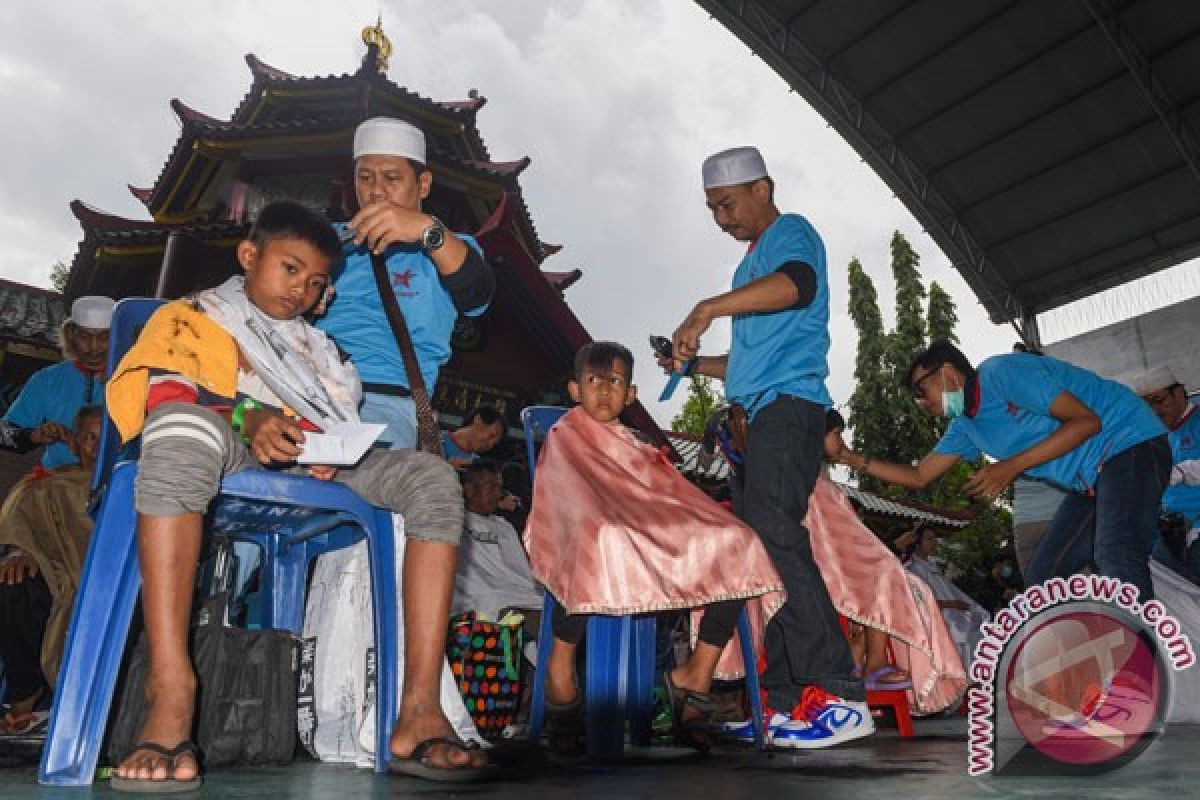 Jasa potong rambut kebanjiran pelanggan