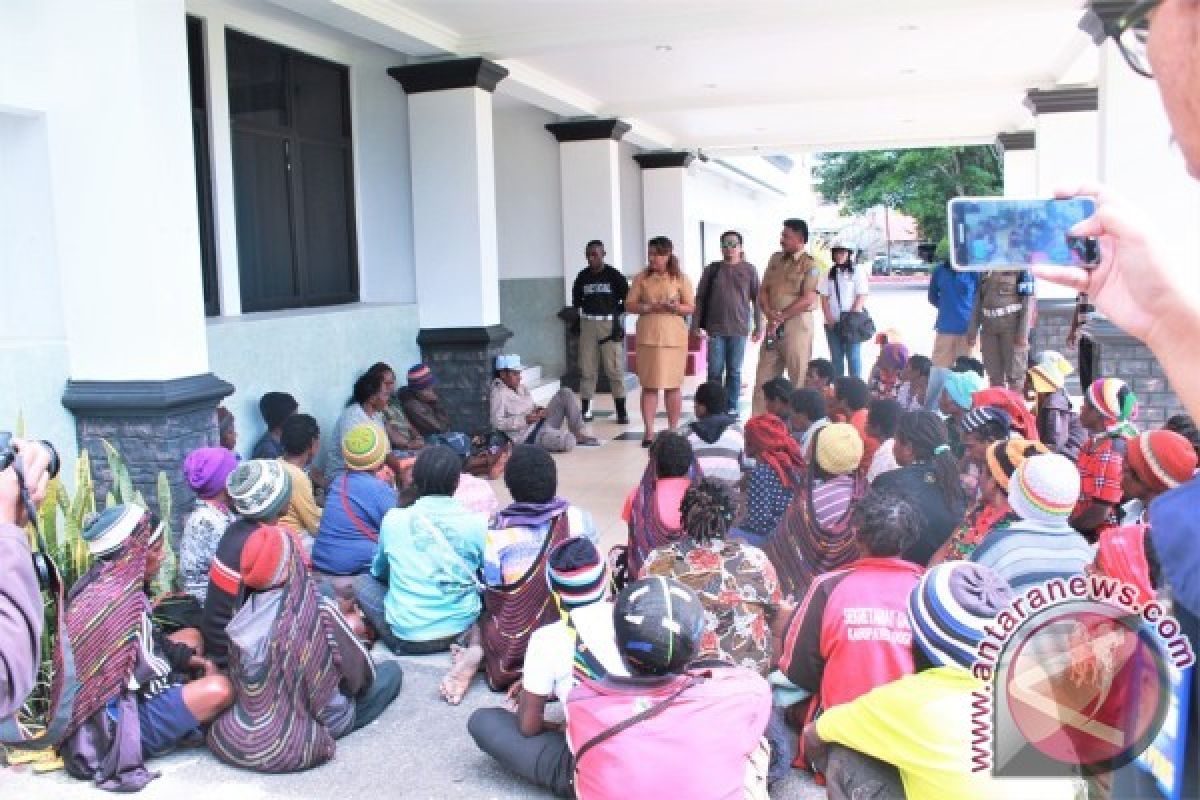 Mama-mama Jayawijaya demo di kantor bupati