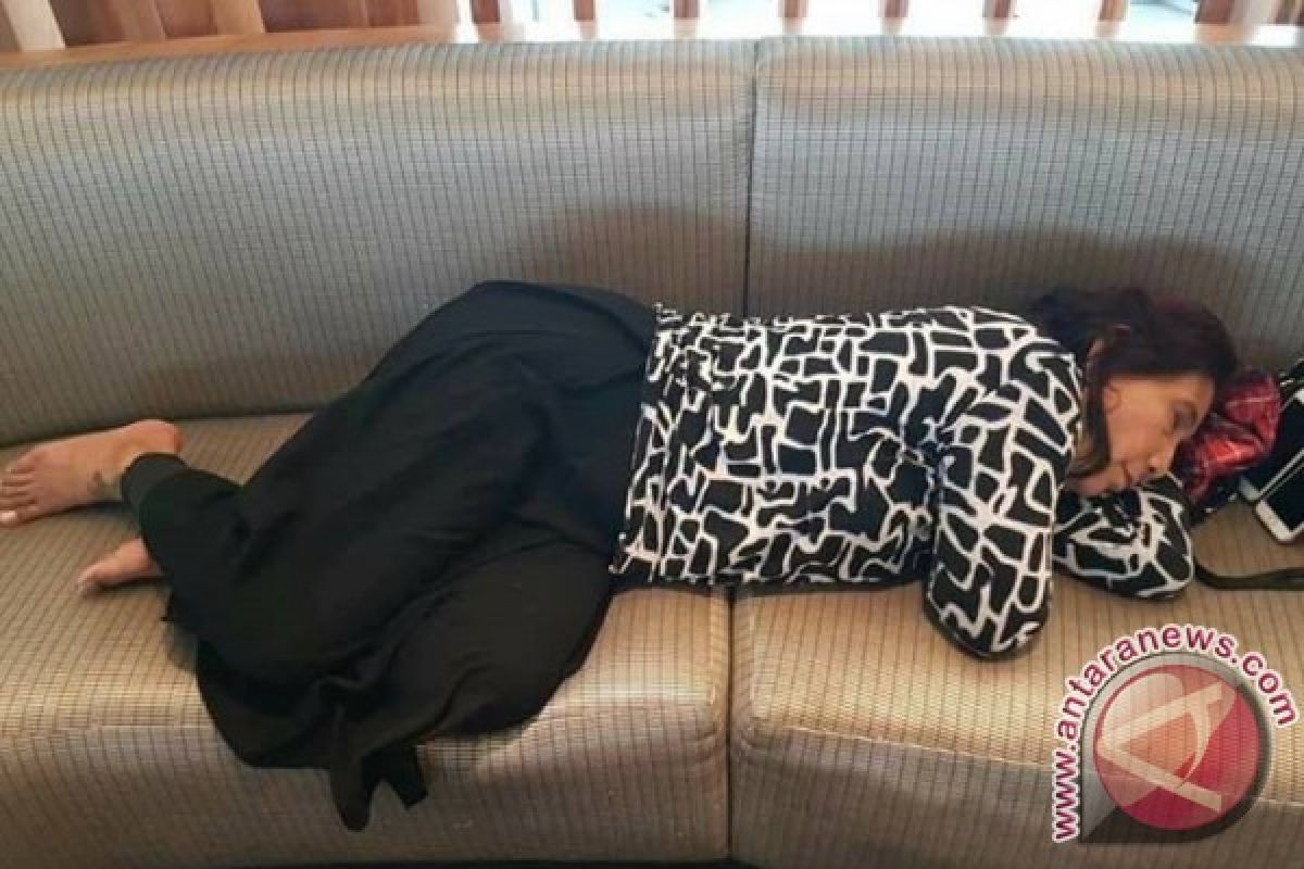 Heboh Foto Menteri Susi Tidur di Kursi Bandara