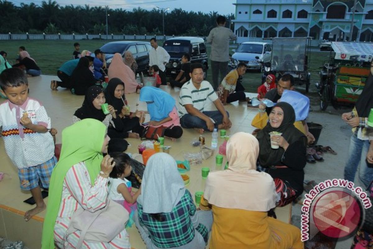 Masjid Agung Kisaran Sediahkan Takjil Gratis