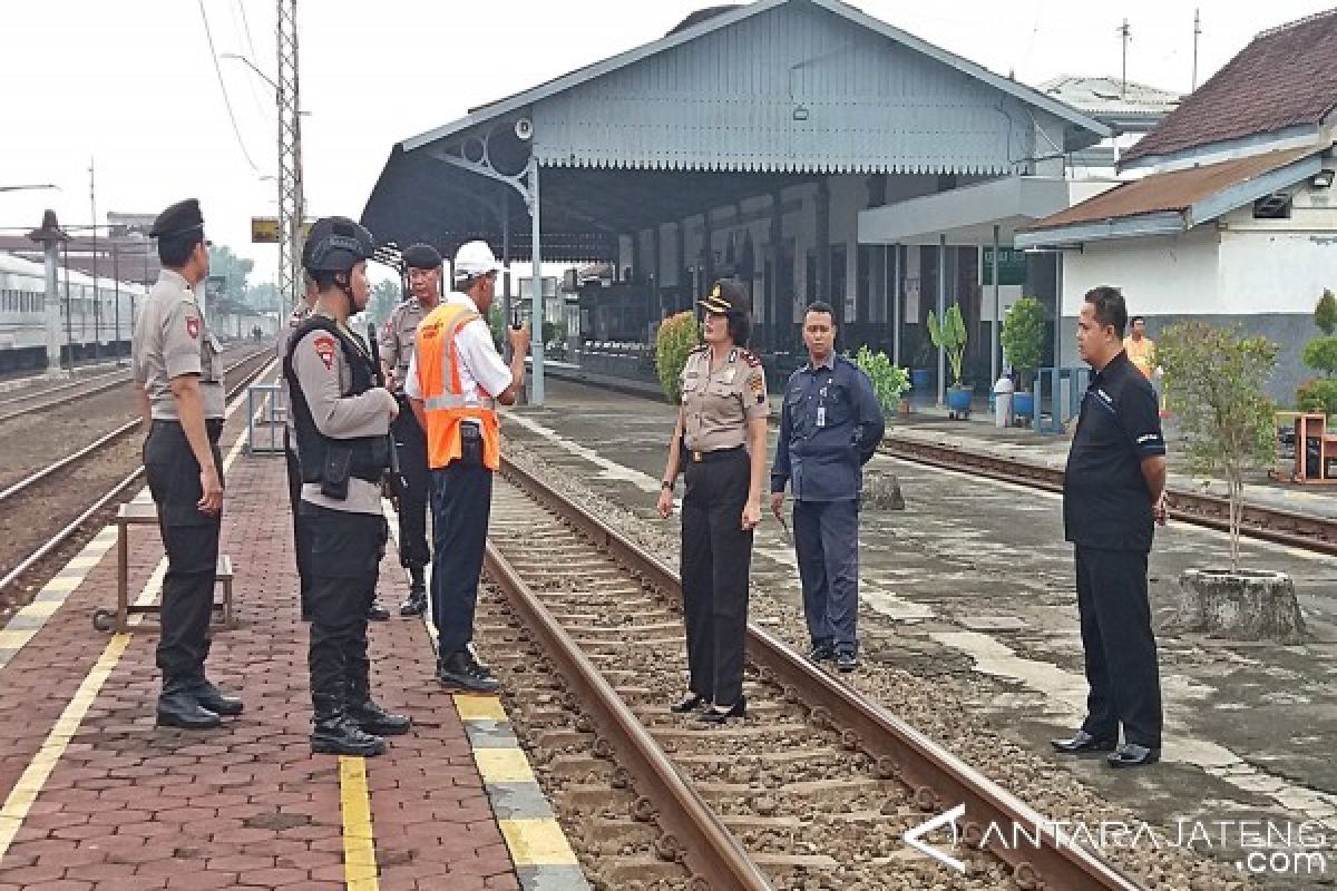 Polisi Cek Jalur Kereta Api Jelang Lebaran (VIDEO)