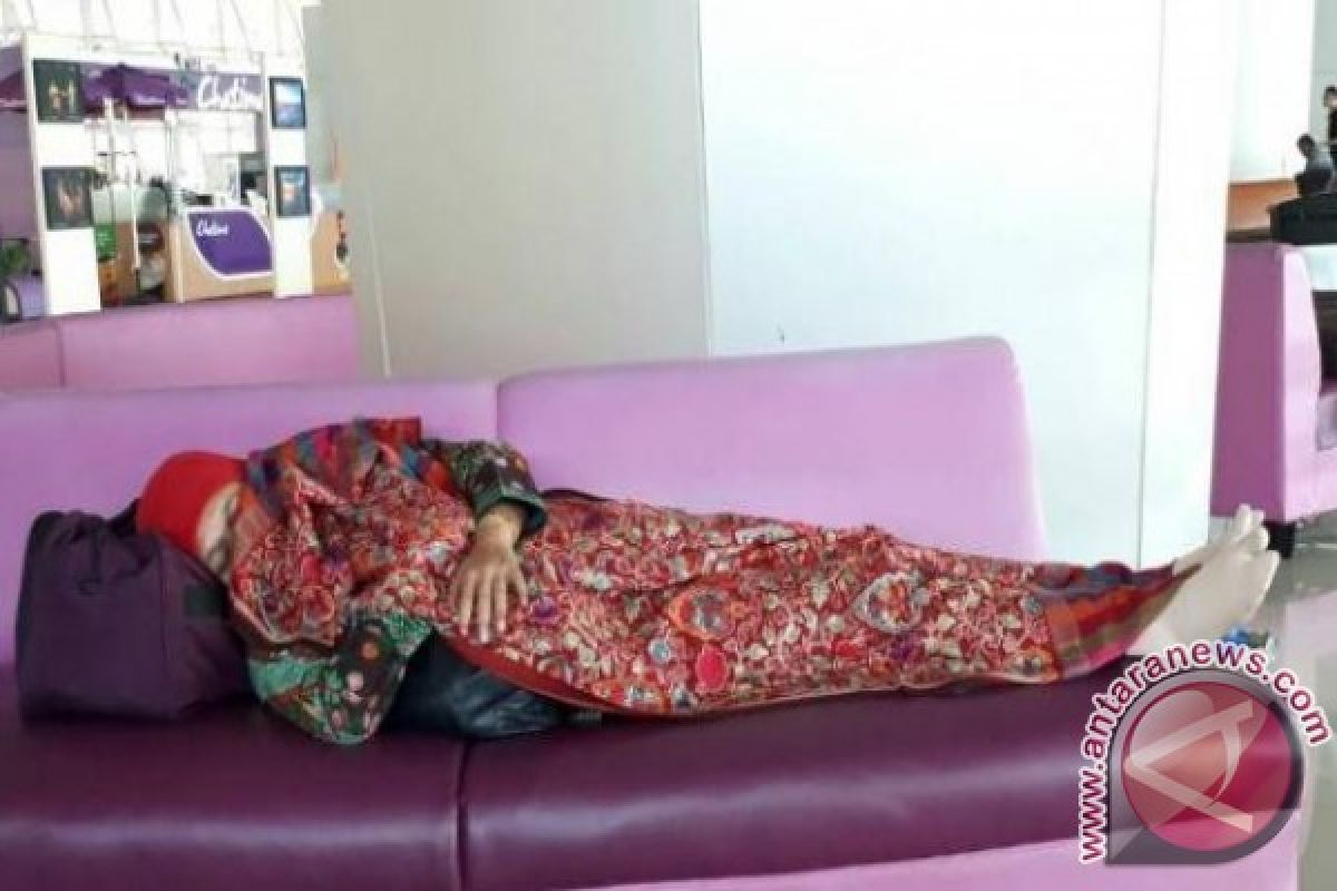 Setelah Menteri Susi Sekarang Viral Foto Mensos Khofifah Tidur di Bandara Juanda