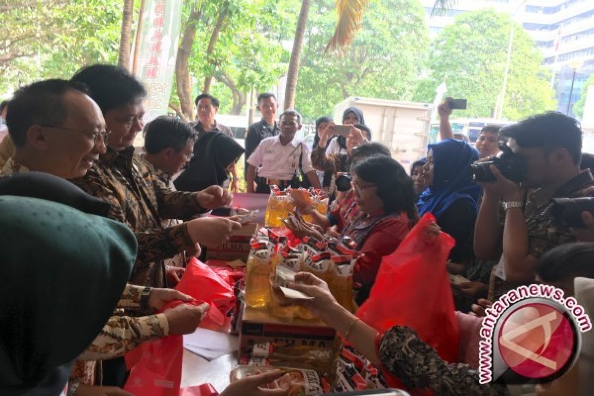 Resmikan Bazar Lebaran, Menperin jualan minyak goreng