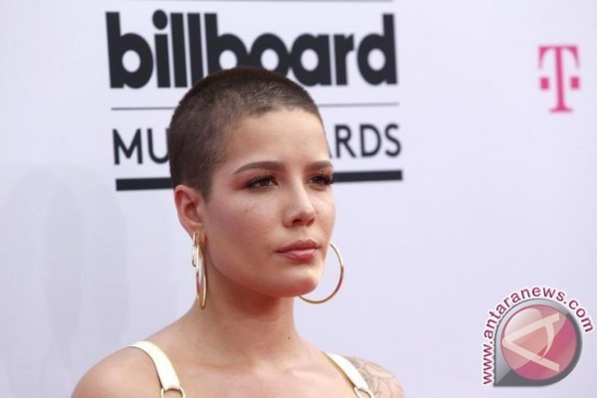 Wow! Halsey, Penyanyi Solo Pertama Puncaki Billboard 200 Tahun Ini