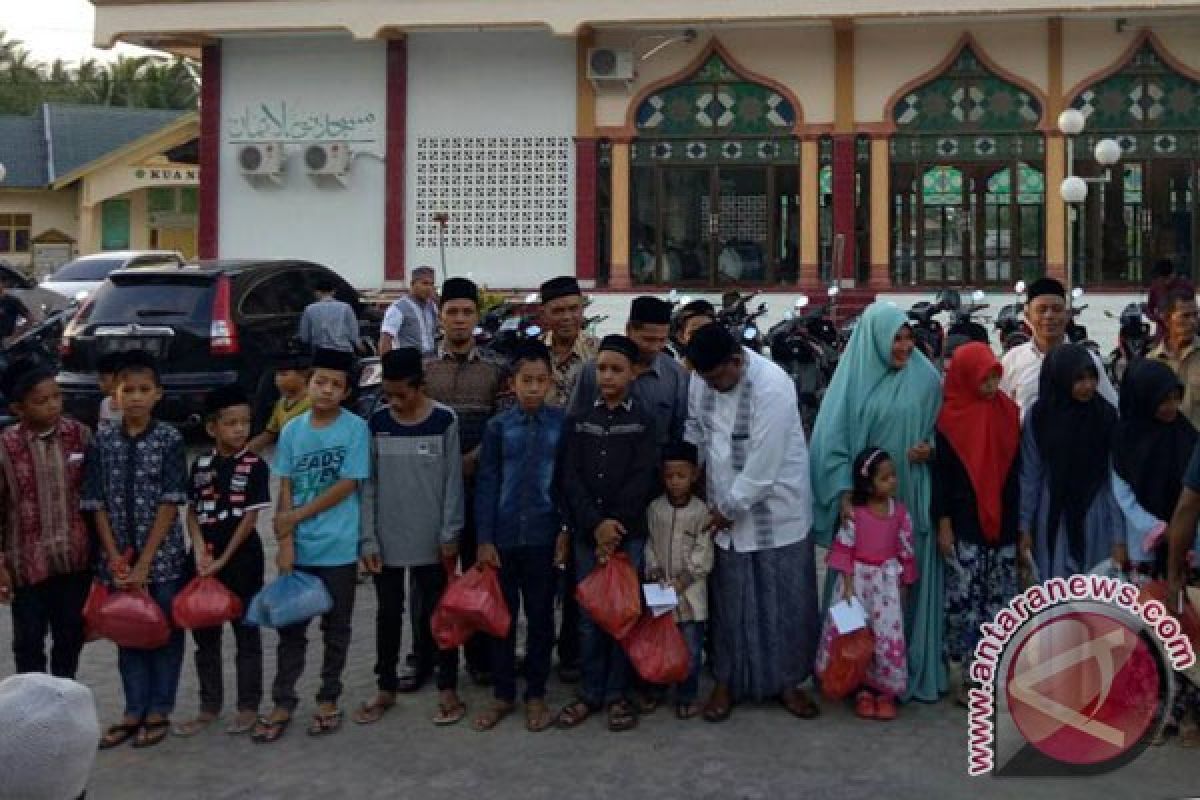 Ratusan anak yatim di Aceh Utara dapat satunan