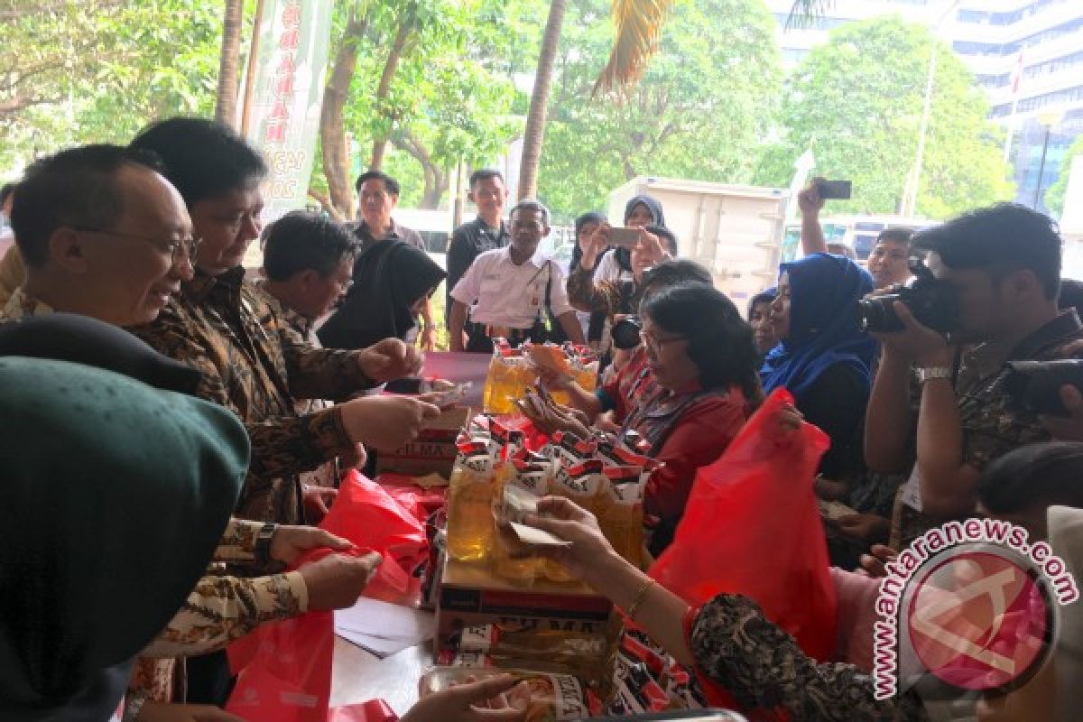 Resmikan Bazar Lebaran, Menperin jualan minyak goreng