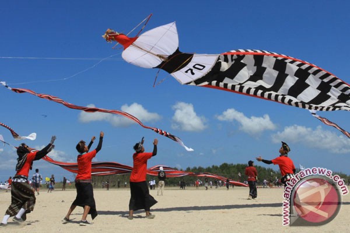 Lomba Layang-layang Meriahkan HUT Kemerdekaan di Nusa Penida