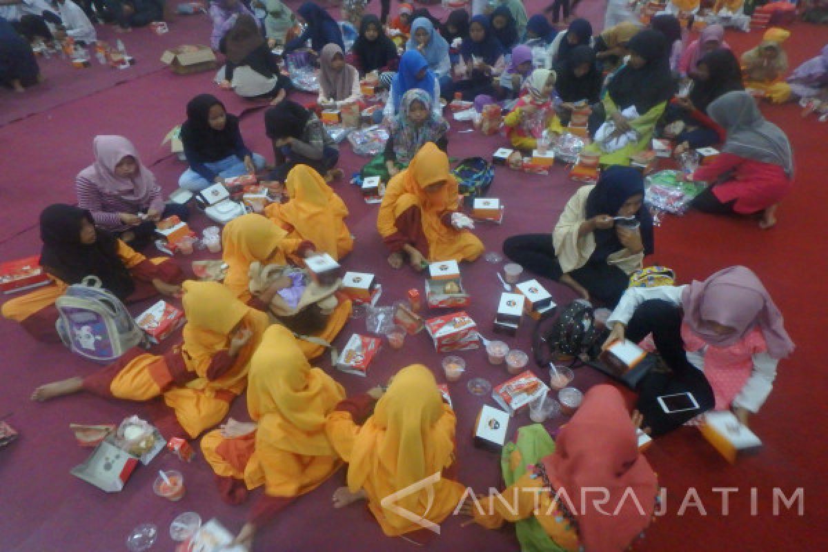 Pelindo III Gelar Buka Puasa Bersama Anak Yatim