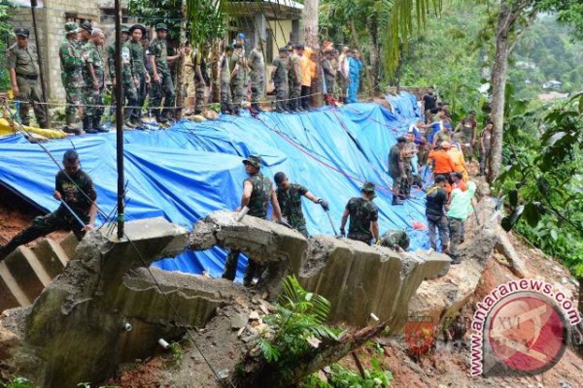 Tim Gabungan Atasi Bencana Longsor di Ambon