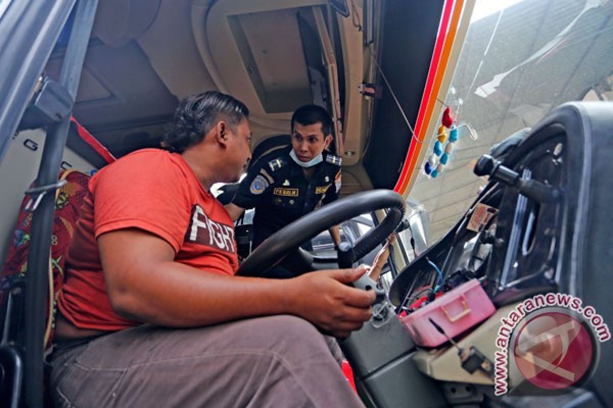 Puluhan bus berhenti untuk diperiksa tim gabungan