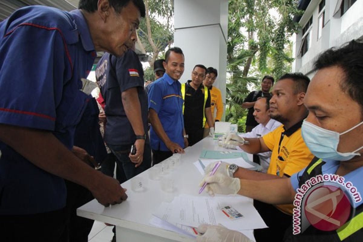 Polisi tes urine sopir untuk keselamatan pemudik