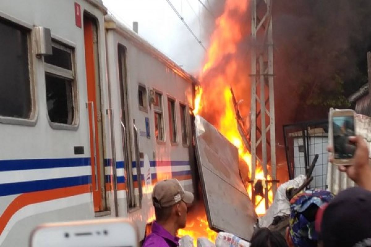 Mobil tabrak kereta, satu gerbong terbakar