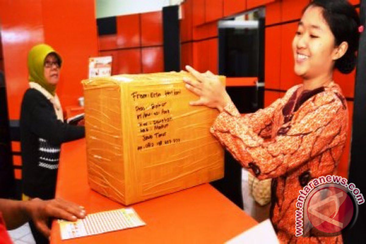 Pengiriman Paket Barang di Kantor Pos Lubukbasung Meningkat Jelang Lebaran