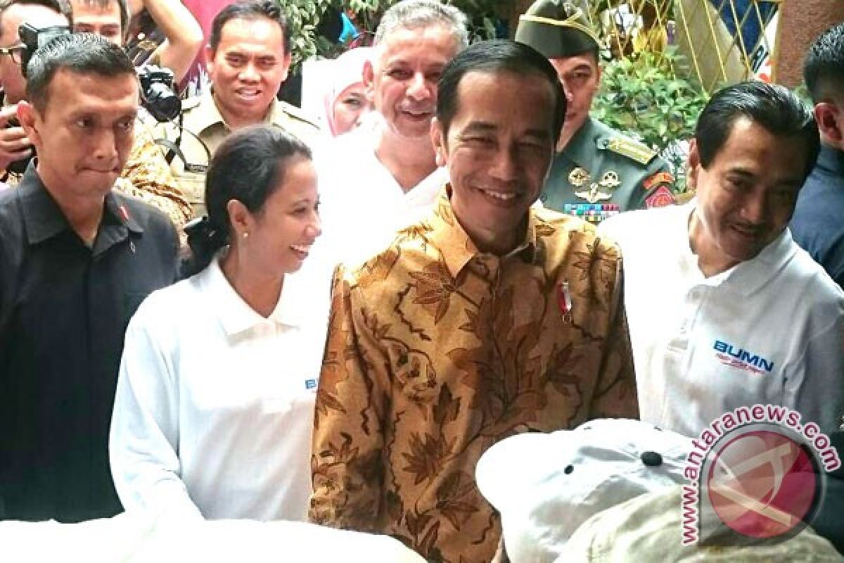Presiden Jokowi "blusukan" saksikan pembagian sembako di Rawa Bebek