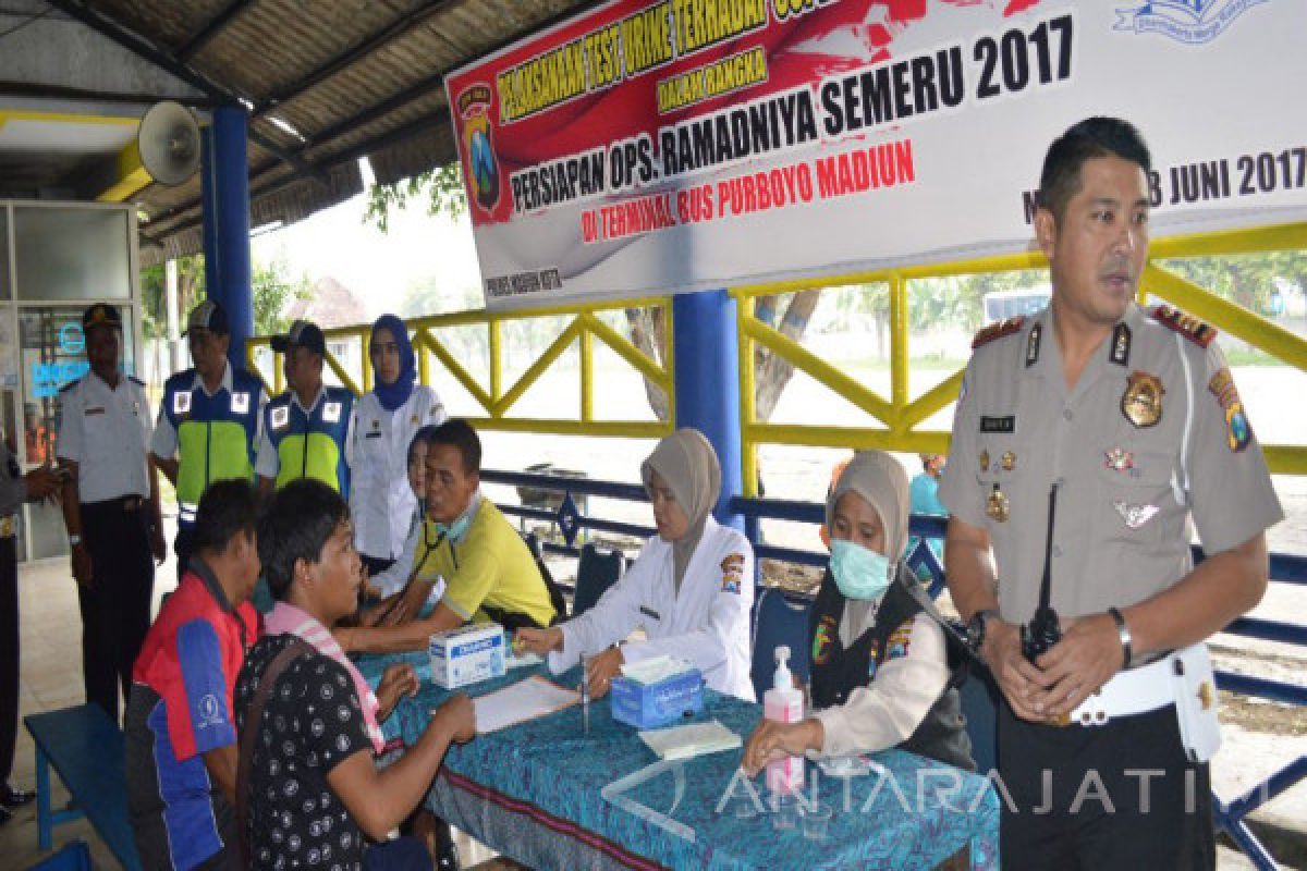 Polisi Tes Urine Sopir Bus Terminal Madiun