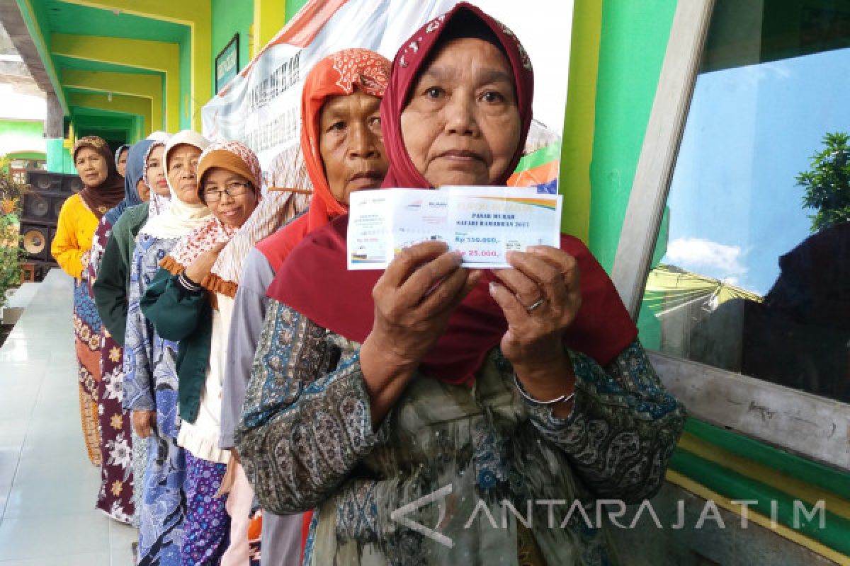 PT KAI Bagikan Paket Sembako Murah di Situbondo (Video)