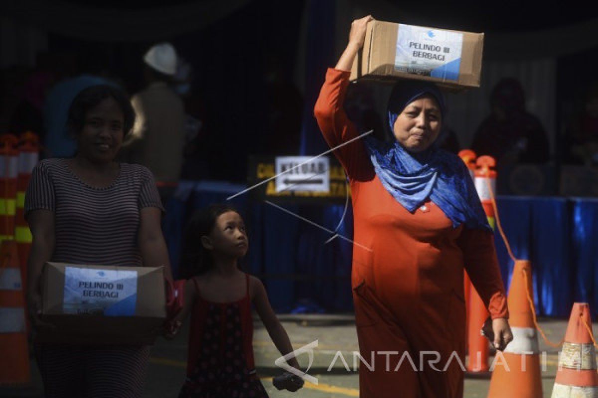 Pelindo III Bagikan 10 Ribu Paket Sembako Gratis