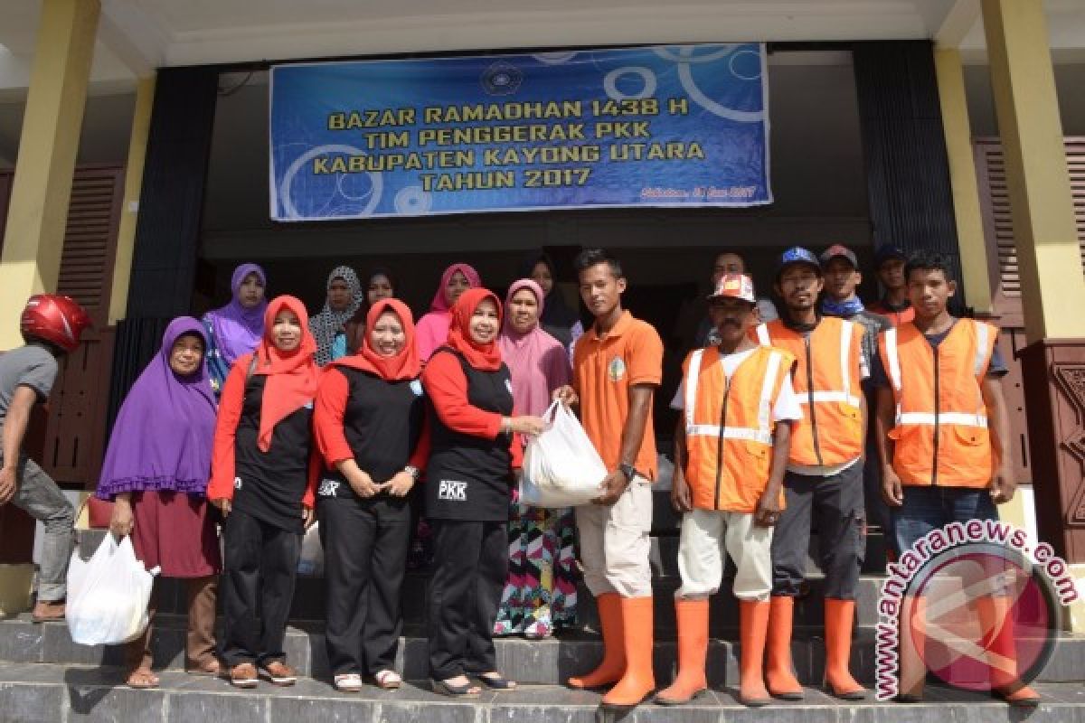 Tim Penggerak PKK KKU Bagikan Sembako Murah