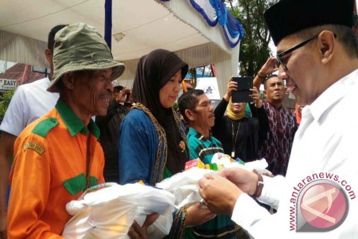 Taspen Bukittinggi Sediakan Pasar Murah Bagi Petugas Kebersihan 