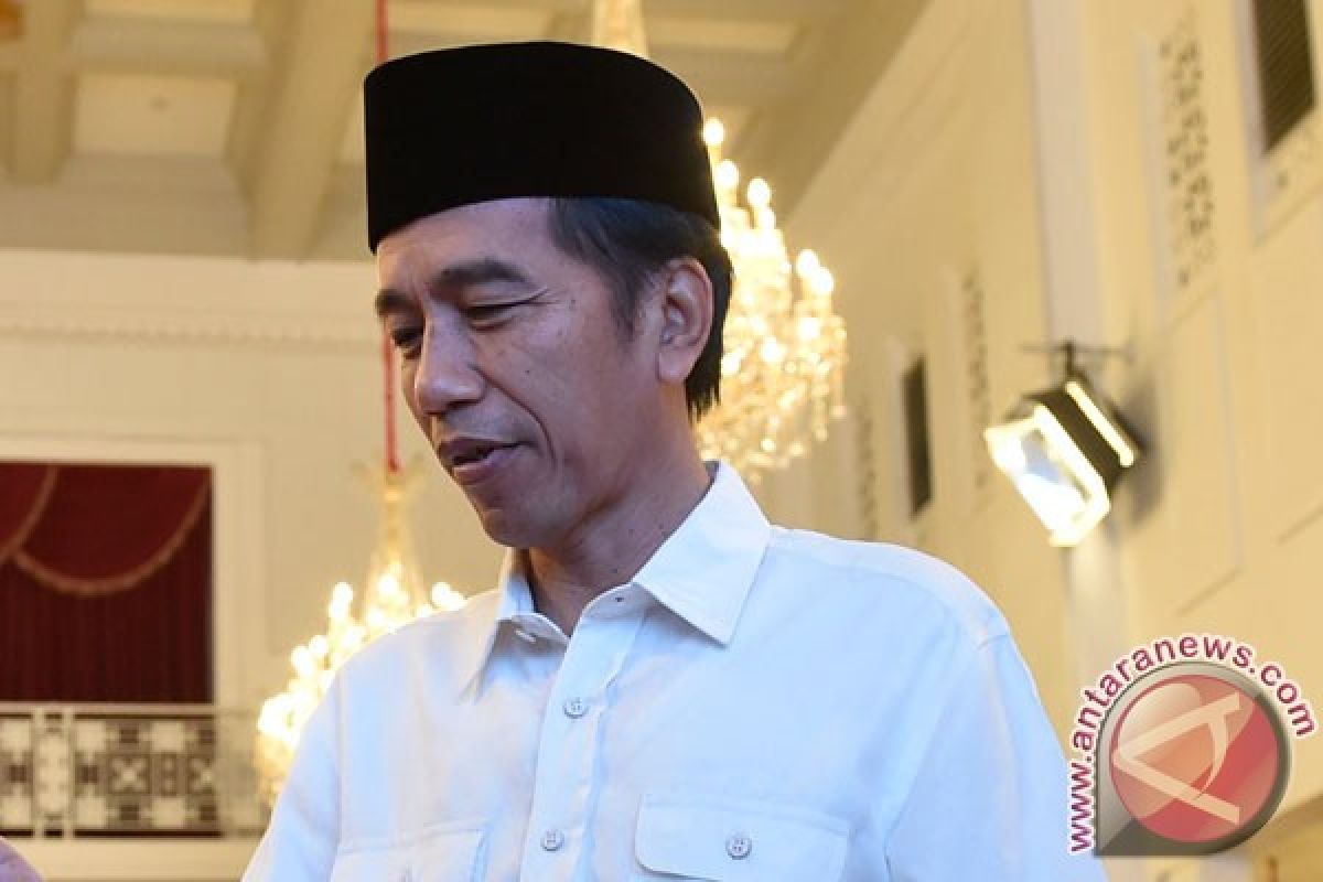 Presiden Joko Widodo bagi-bagi buku di Cipanas