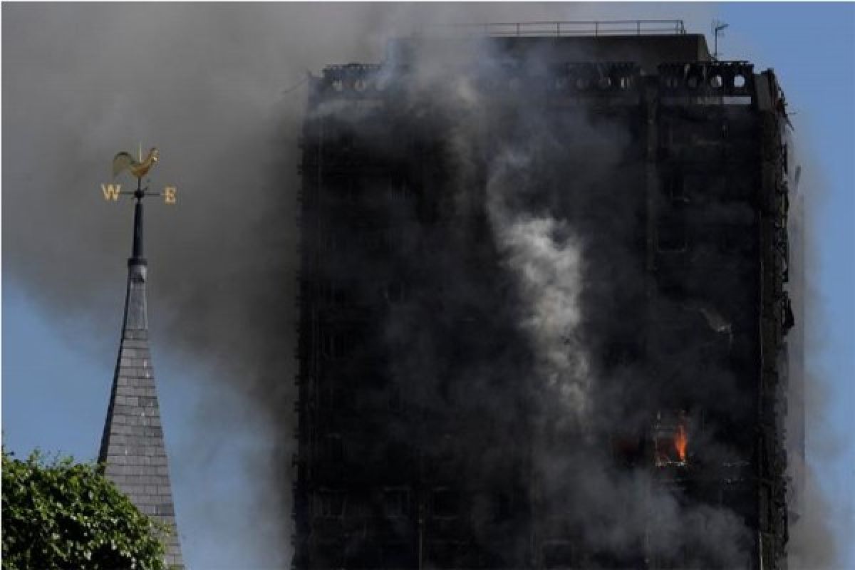 Korban tewas dalam kebakaran di London diperkirakan mencapai 79 orang
