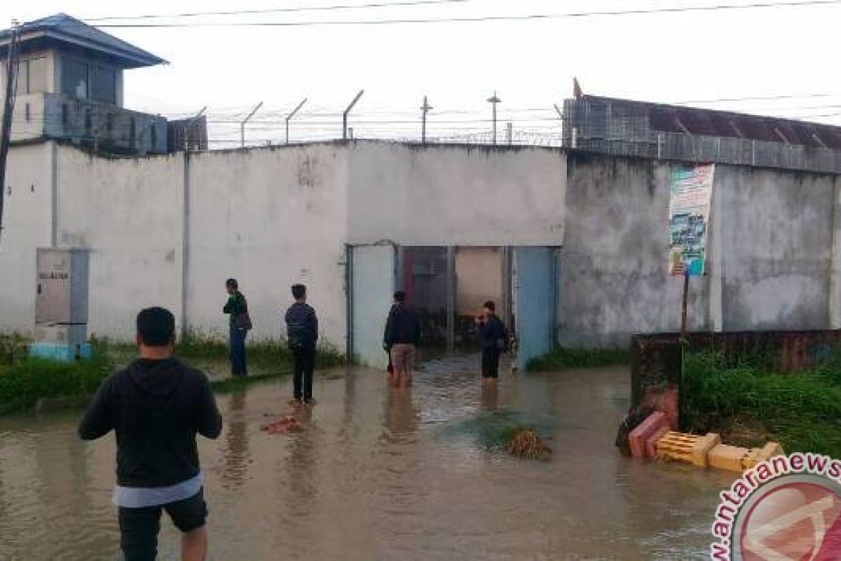 Banjir pun menyisakan puluhan napi kabur 