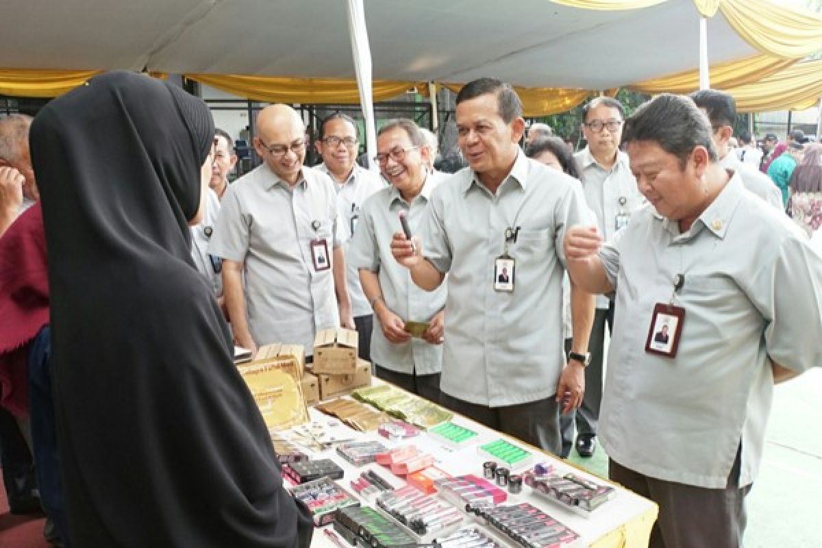 PT ASABRI bagikan sembako murah dalam acara semarak Ramadan 1438 H