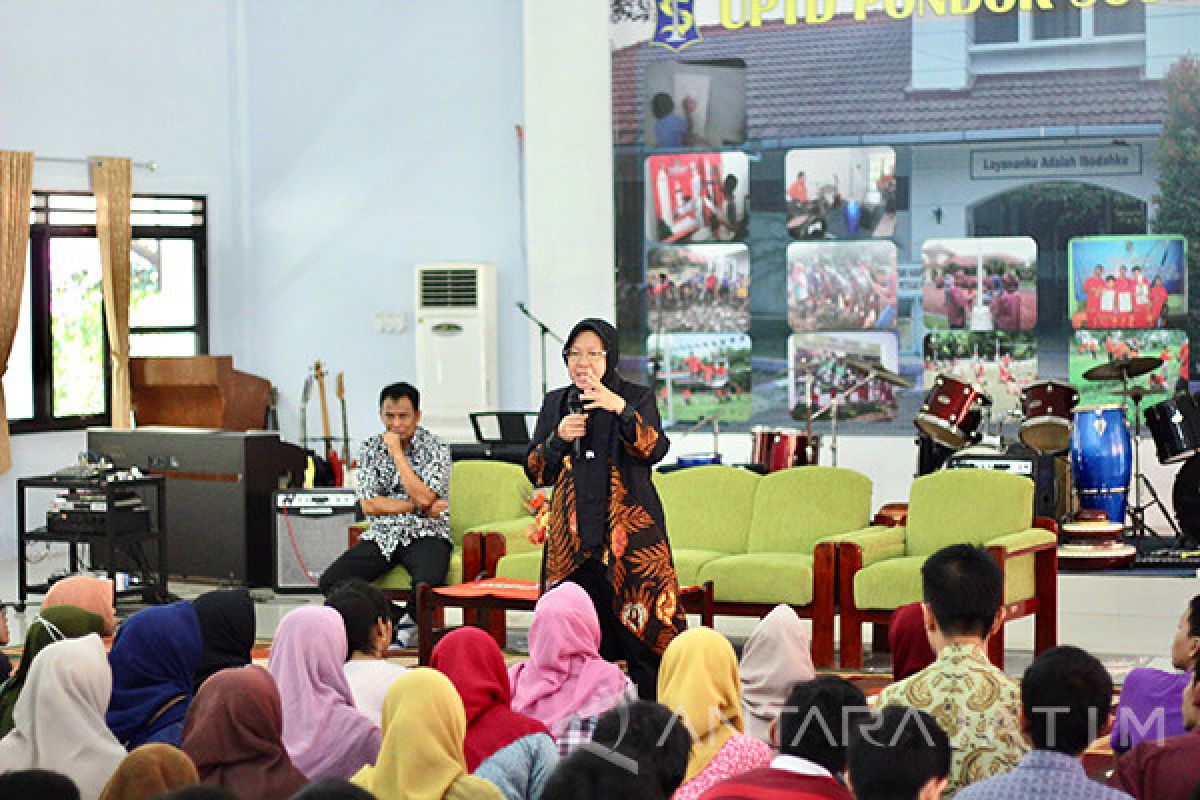 Risma Motivasi Mahasiswa Asuh Penerima Beasiswa Pemkot Surabaya