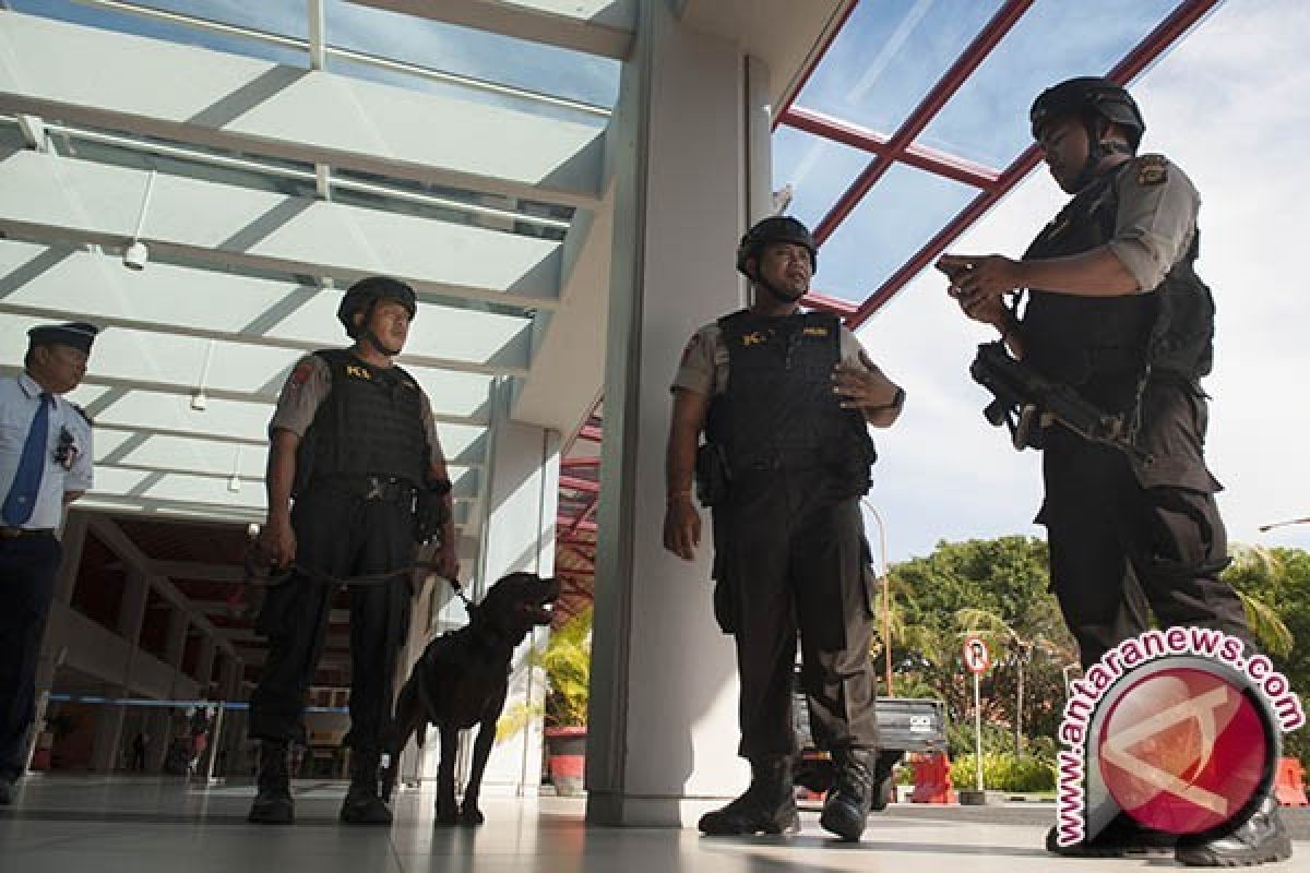 Polisi Perketat Pengamanan Pintu Masuk Bandara Bali