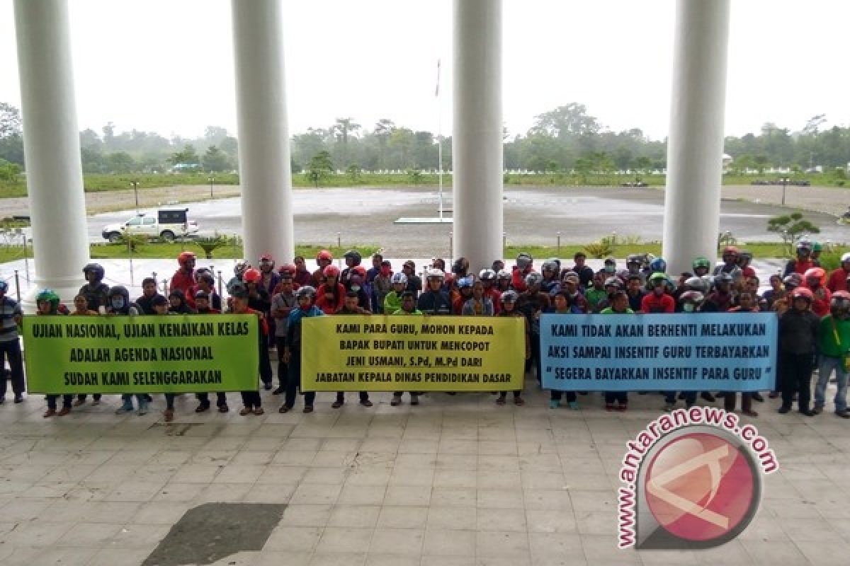 Guru honor demo di kantor Bupati Mimika 