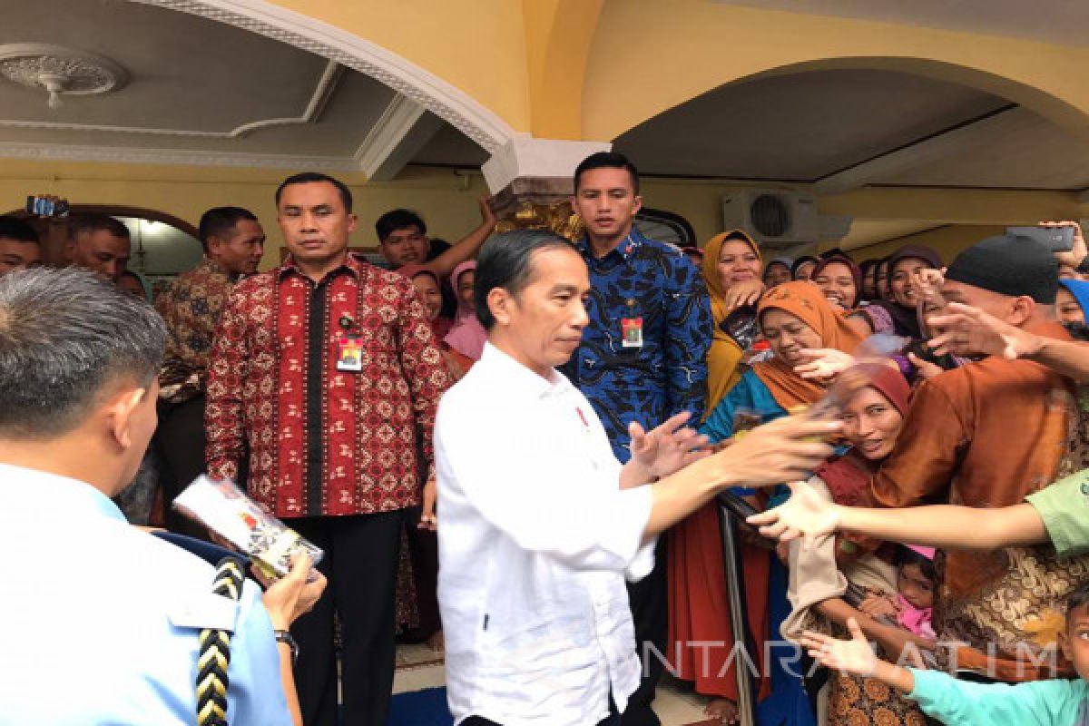 Masyarakat Cilacap Antusias Shalat Dhuhur bersama Presiden (Video)