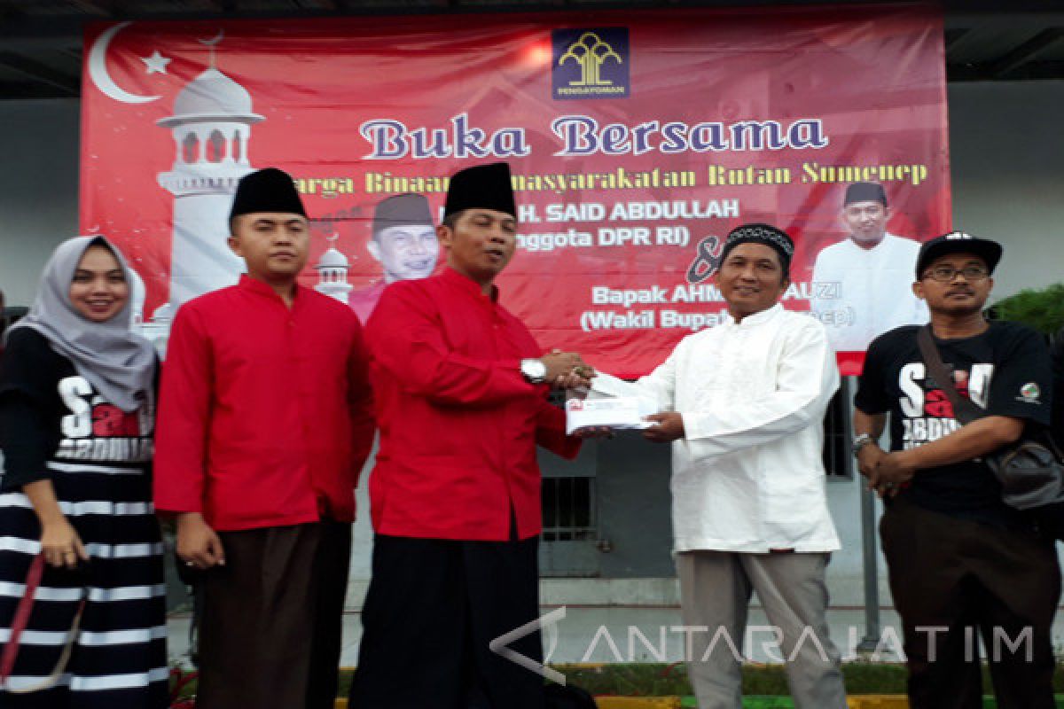 Relawan Anggota DPR Buka Puasa di Rutan (Video)