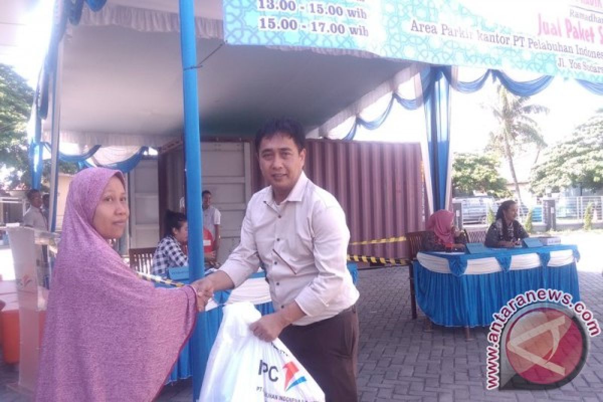 Bantu Masyarakat Kurang Mampu, Pelindo Pangkalbalam Bagikan Sembako Murah