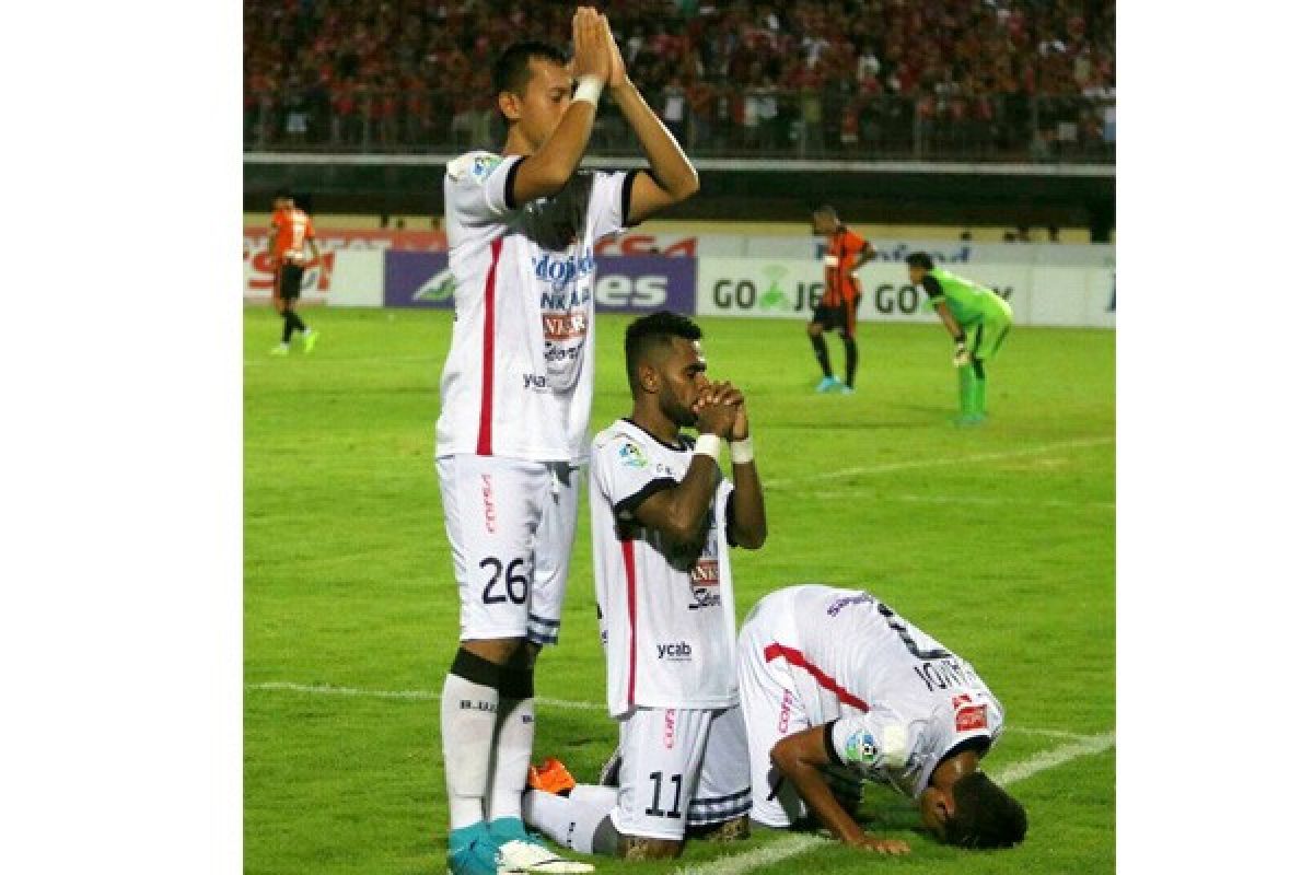 Mantap! Dunia Soroti Foto Doa Lintas Agama 3 Pemain Bali United