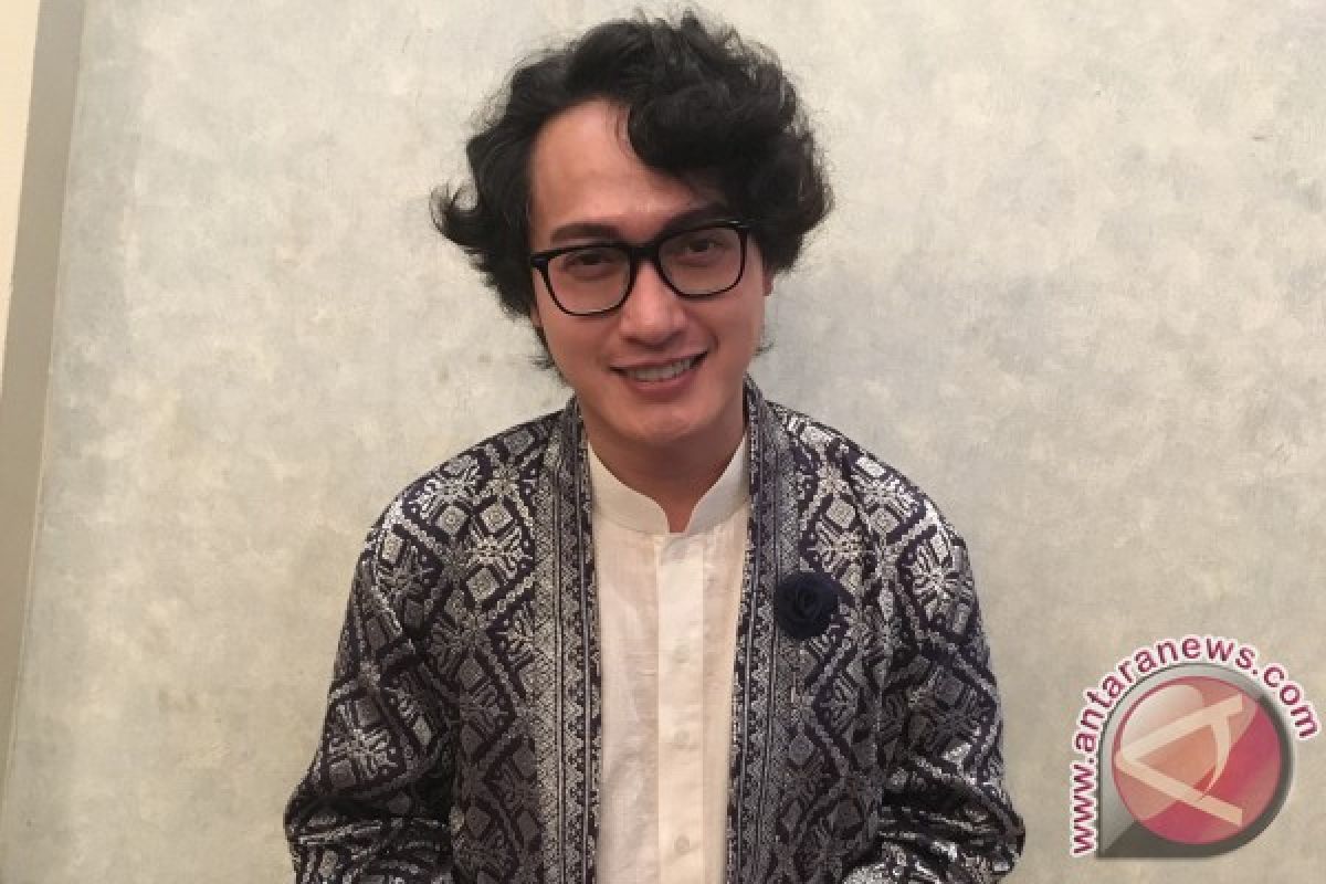 Perancang busana Barli Asmara meninggal dunia