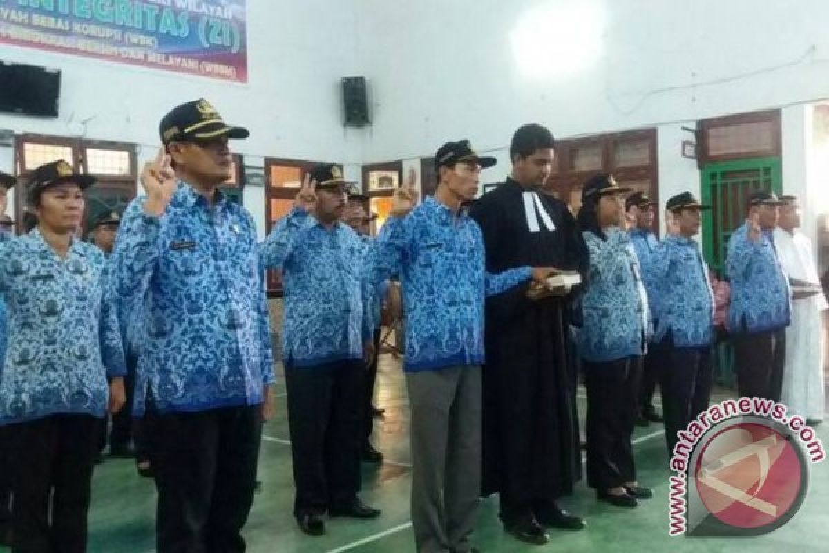 Wakil Bupati Samosir Lantik 31 Pejabat Eselon 