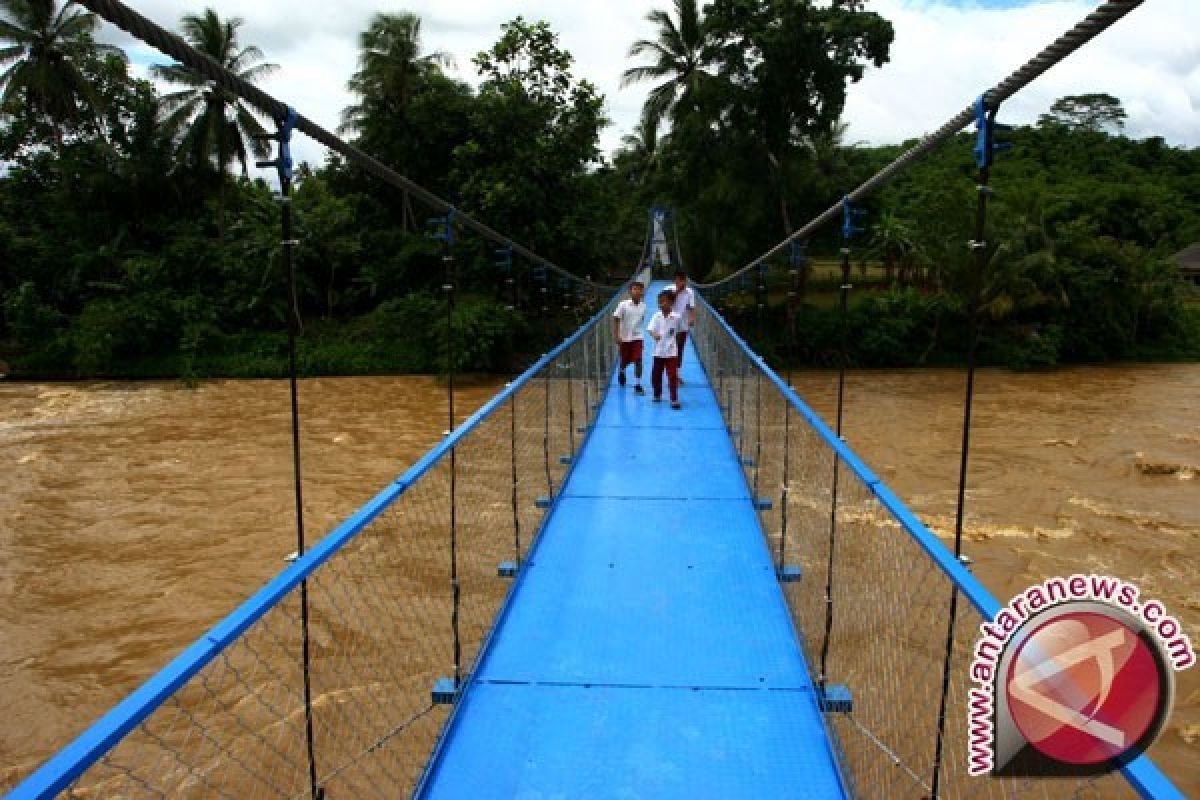 Warga desa bangun jembatan gantung 