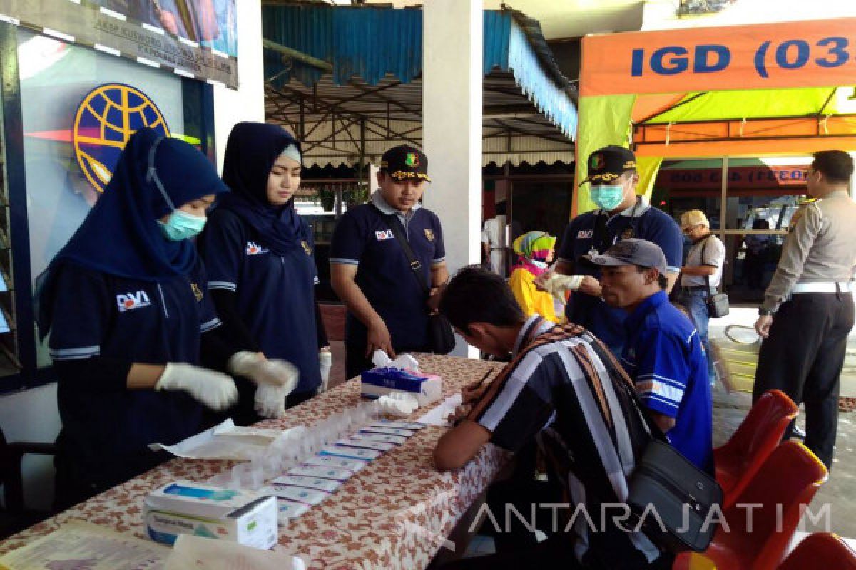 Polres-Dishub Jember Berikan Layanan Kesehatan Gratis Awak Bus