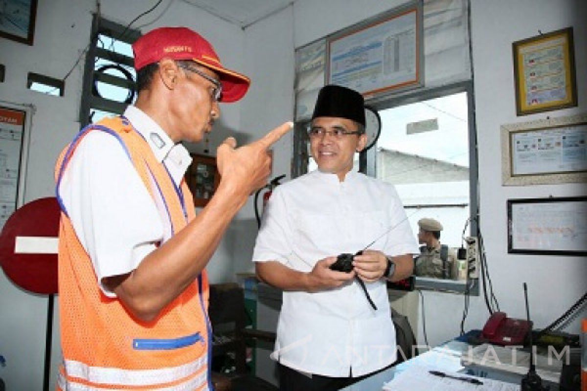 Bupati Anas Bagi Bingkisan Lebaran Penjaga Perlintasan KA