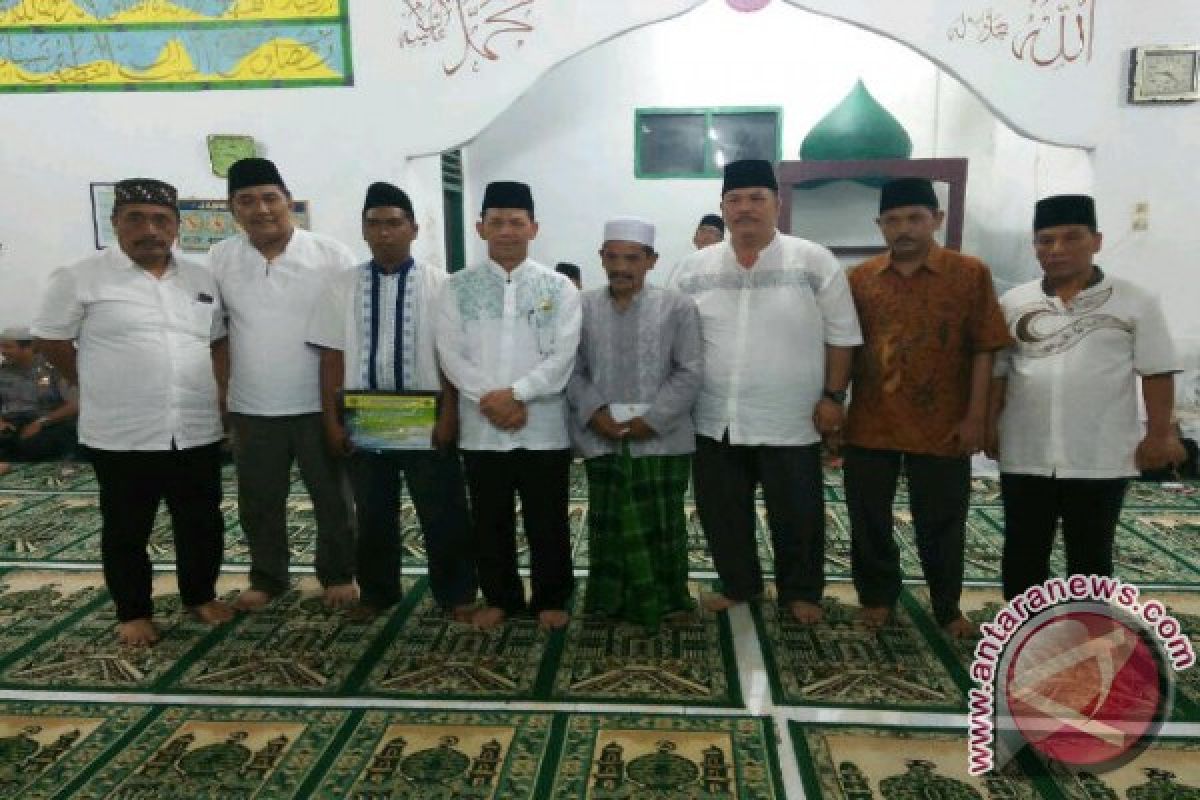 Bupati Tapsel Salurkan Bantuan Masjid Nurul Iman