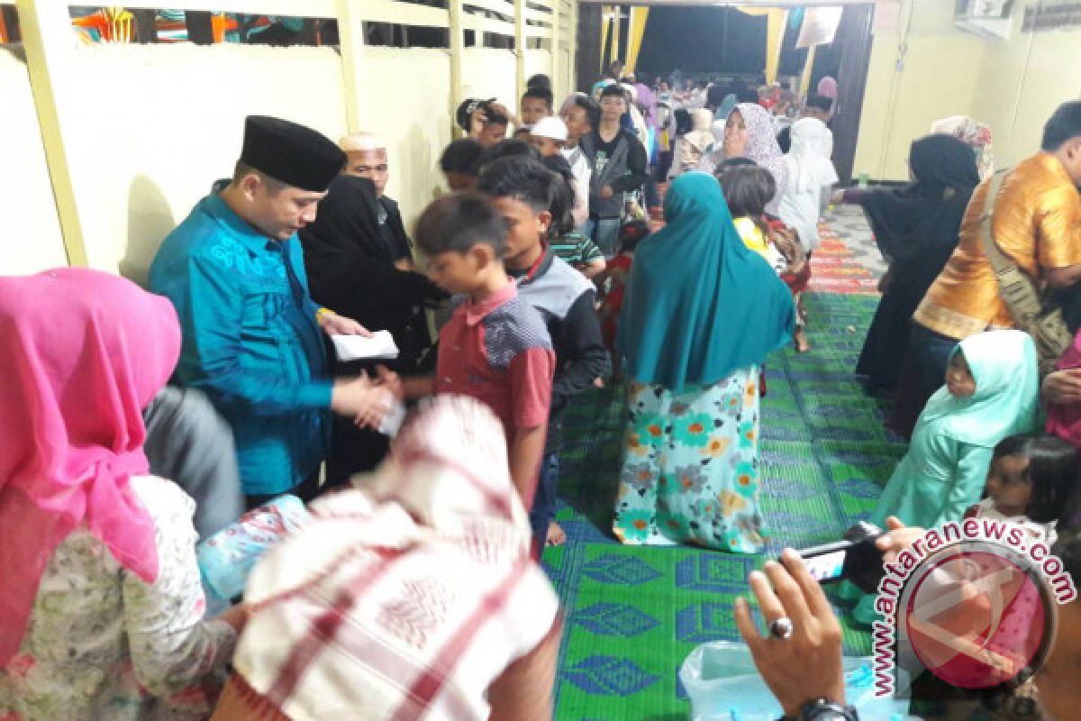 Kapolres Pasaman Barat Berikan Santunan Ke Anak Yatim